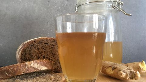 Le kvass, une boisson slave, dans sa version au levain. © B. Guicheteau
